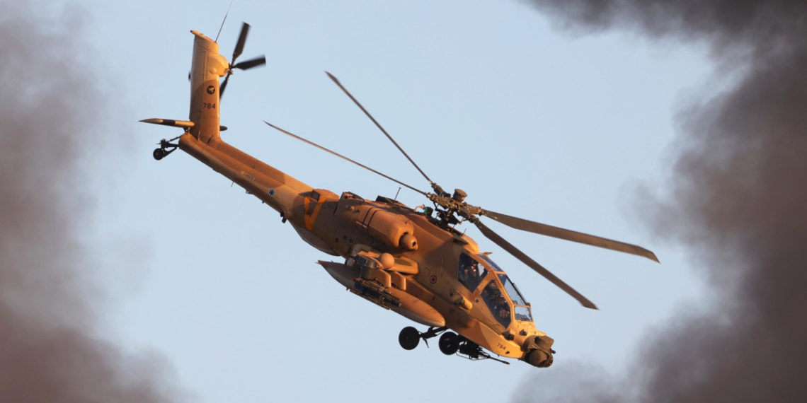 Un elicottero Apache dell’esercito di Israele in volo durante un’esercitazione a Beersheva nel giugno scorso