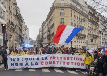 Manifestazione in Francia contro l'iscrizione del diritto ad abortire nella Costituzione francese