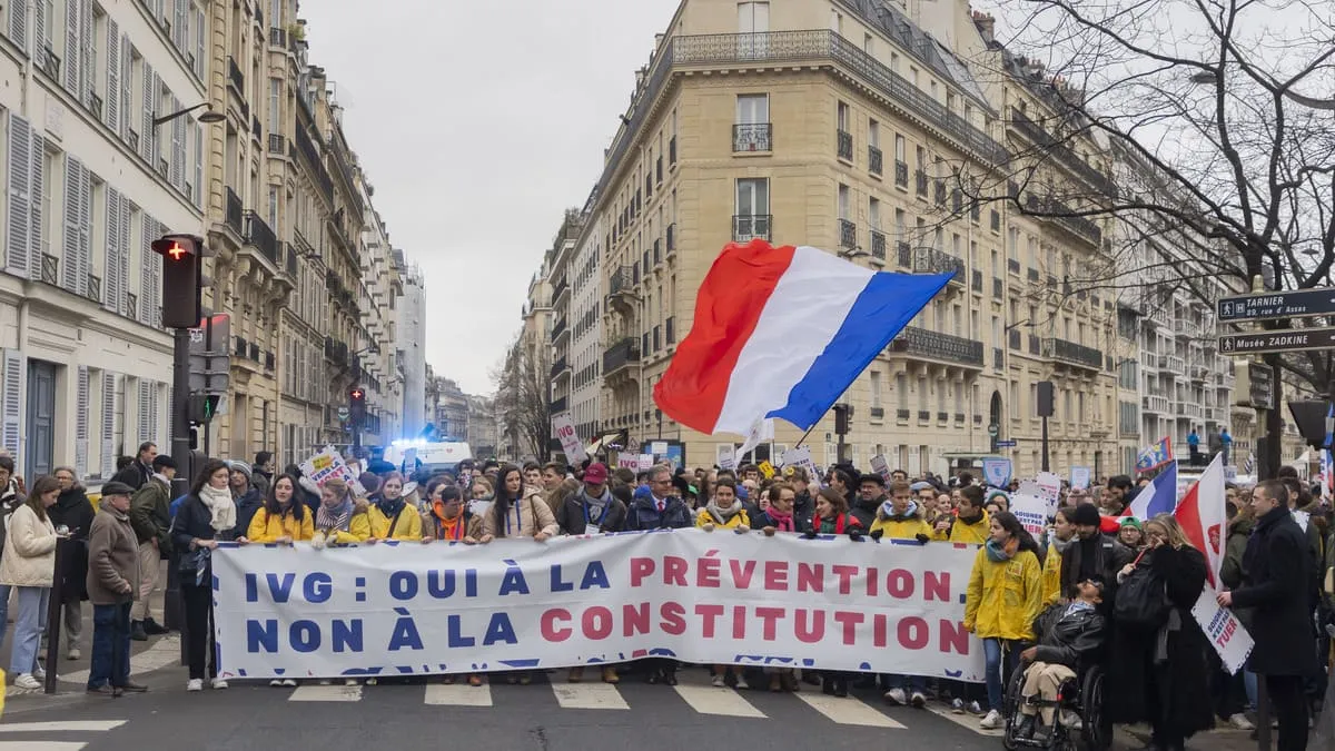 Manifestazione in Francia contro l'iscrizione del diritto ad abortire nella Costituzione francese