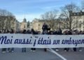 Manifestazione in Francia contro l'iscrizione in Costituzione della libertà garantita di abortire