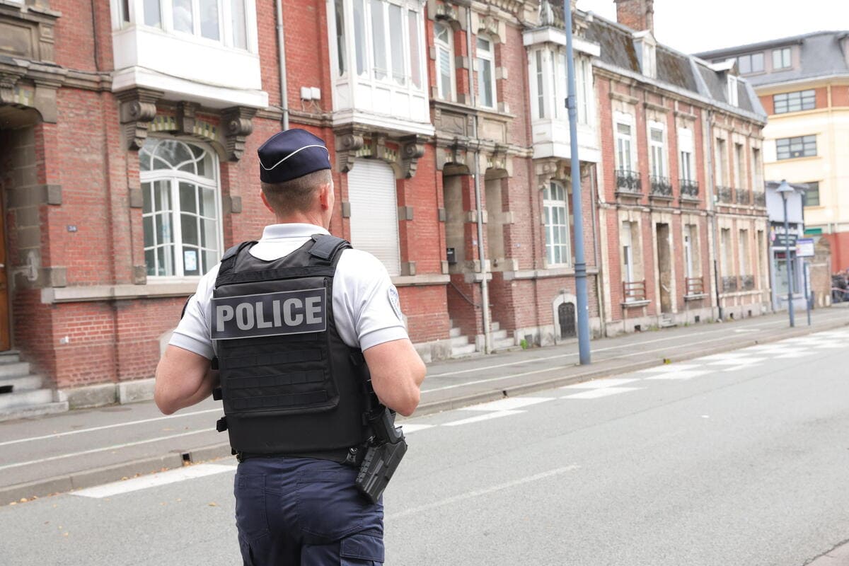 Un poliziotto francese davanti ad una scuola ad Arras, Francia (Ansa)