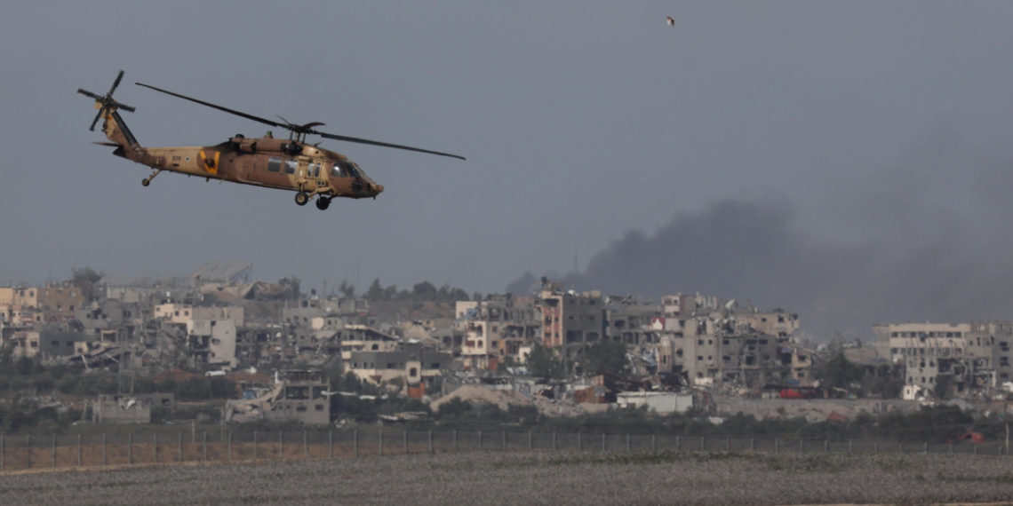 Elicottero dell’esercito israeliano sorvola il confine con al Striscia di Gaza, 9 dicembre 2023