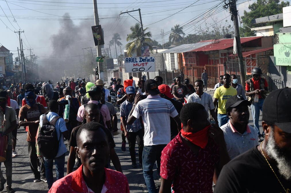 Una manifestazione per chiedere le dimissioni di Ariel Henry a Port-au-Prince, Haiti (Ansa)
