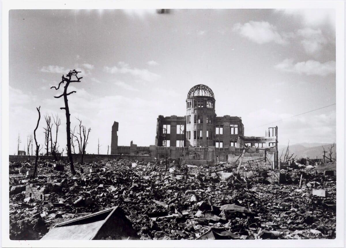 La città di Hiroshima, Giappone, dopo essere stata colpita dalla bomba atomica il 6 agosto 1945 (Ansa)