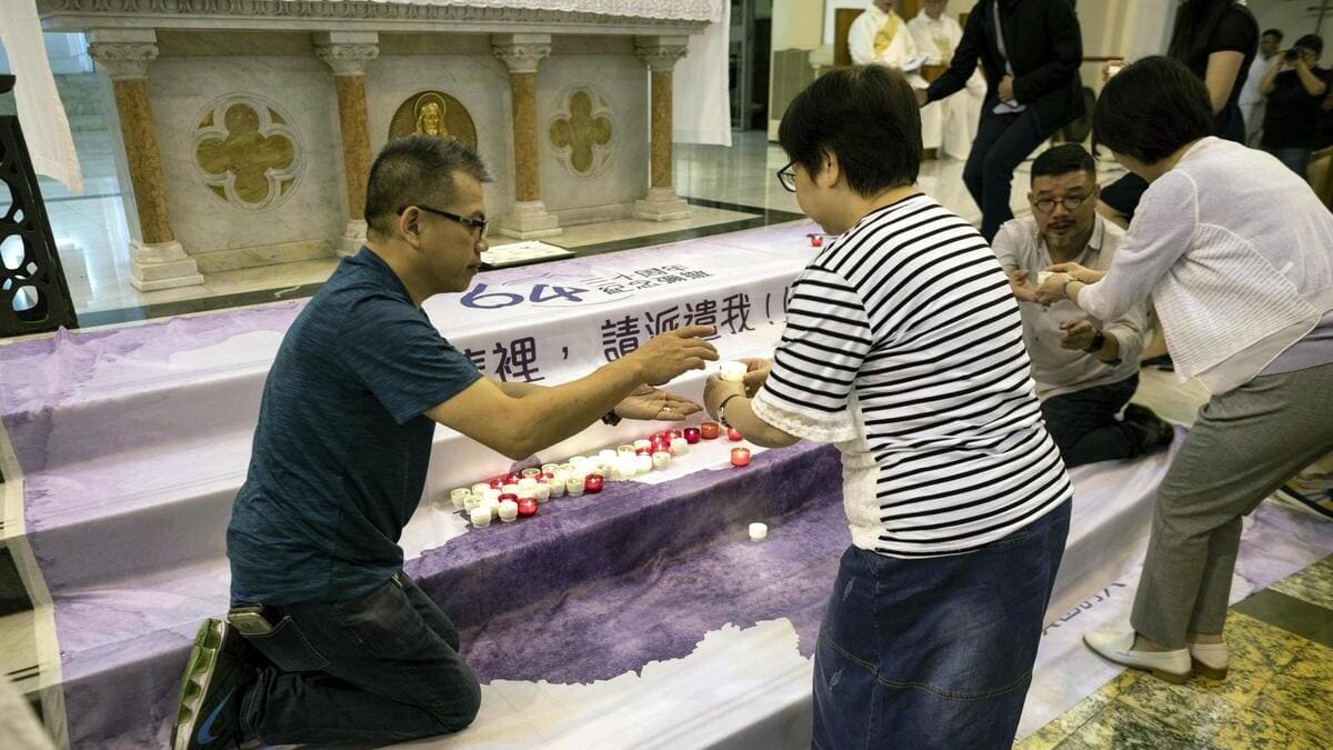 I fedeli si preparano a celebrare a Hong Kong una messa in suffragio delle vittime del massacro di Piazza Tiananmen