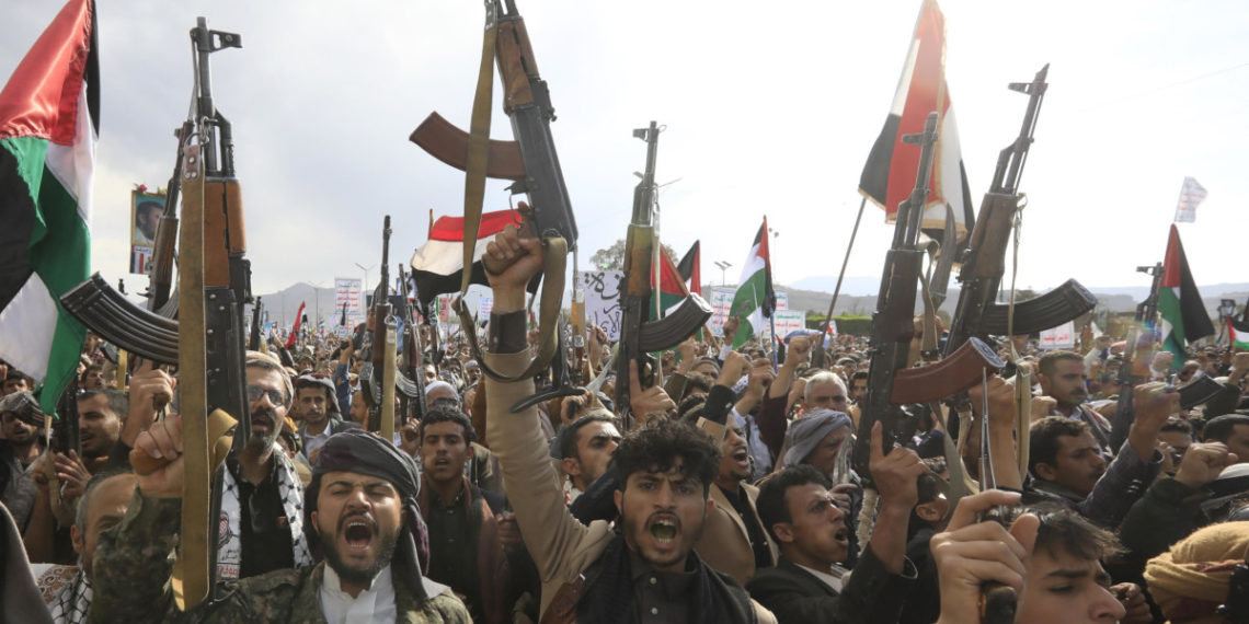 Manifestazione per la Palestina e contro Israele e Stati Uniti a Sana’a, la capitale dello Yemen controllata dai cosiddetti ribelli Houthi, 8 marzo 2024