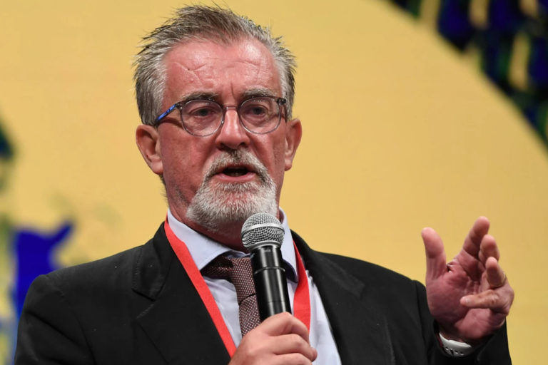 Si dimette il prof che osò scherzare su Kamala Harris, frullato dal tritacarne dell’indignazione