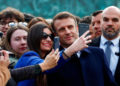 Un selfie del presidente francese Emmanuel Macron alla cerimonia per l’introduzione del diritto di aborto in Costituzione, Parigi, Place Vendome, 8 marzo 2024