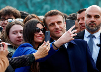 Un selfie del presidente francese Emmanuel Macron alla cerimonia per l’introduzione del diritto di aborto in Costituzione, Parigi, Place Vendome, 8 marzo 2024