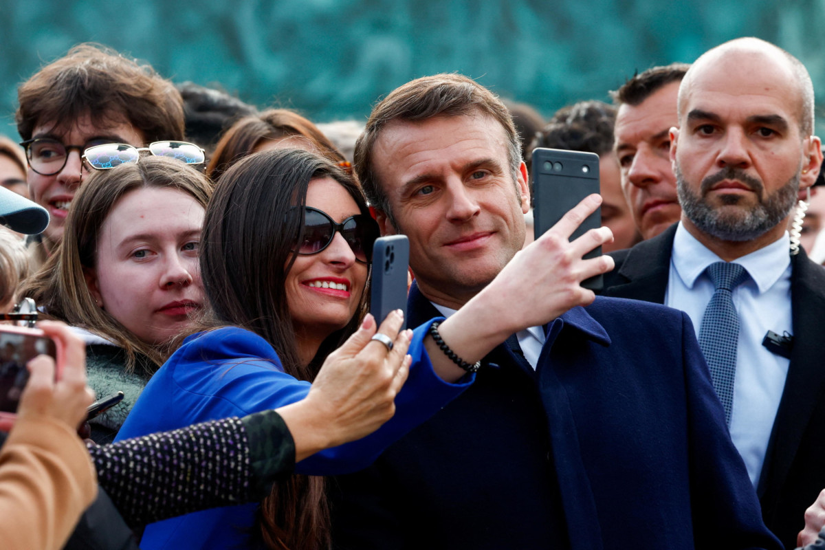 Un selfie del presidente francese Emmanuel Macron alla cerimonia per l’introduzione del diritto di aborto in Costituzione, Parigi, Place Vendome, 8 marzo 2024