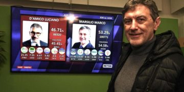 Il presidente della Regione Abruzzo, Marco Marsilio, confermato dopo il voto, festeggia la rielezione a Pescara, 11 marzo 2024 (Ansa)