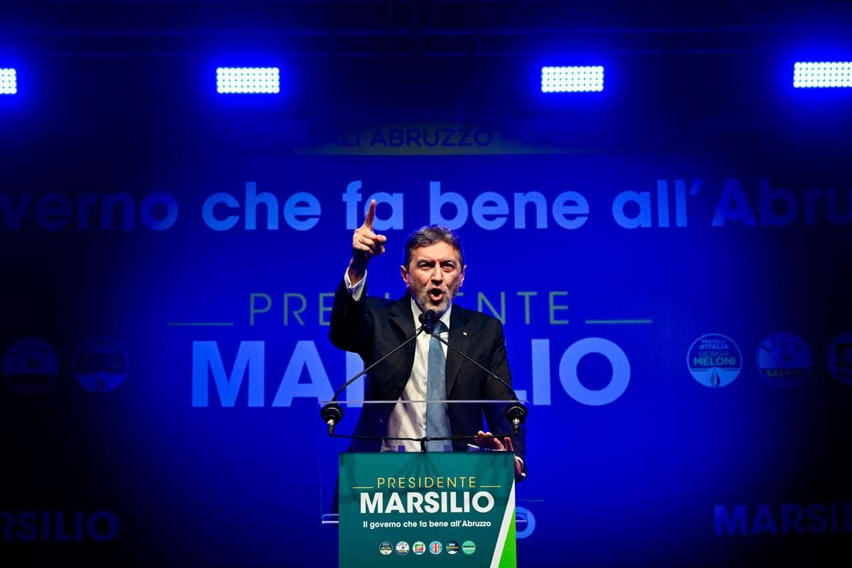 Il presidente della Regione Abruzzo e candidato, Marco Marsilio, durante il comizio di chiusura della campagna elettorale per le elezioni regionale in Abruzzo, Pescara, 05 marzo 2024 (Ansa)