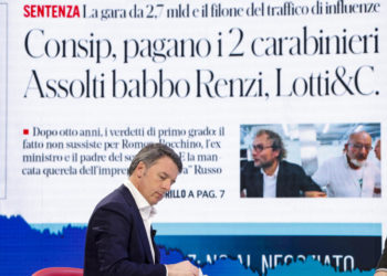 Il leader di Italia viva Matteo Renzi nello studio della trasmissione di La7 “L’aria che tira”. Sullo sfondo, un titolo di prima pagina del “Fatto quotidiano” sul caso Consip, 12 marzo 2024
