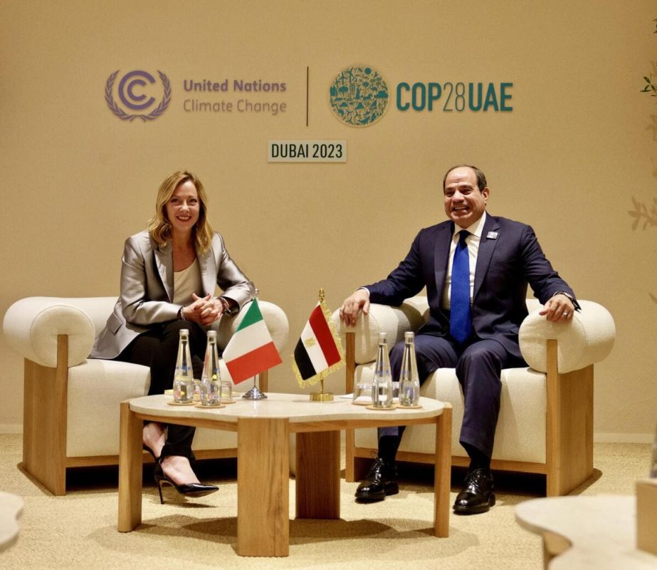 La presidente del Consiglio Giorgia Meloni col presidente dell'Egitto, Abdelfattah al-Sisi, Dubai, 2 dicembre 2023 (ansa)