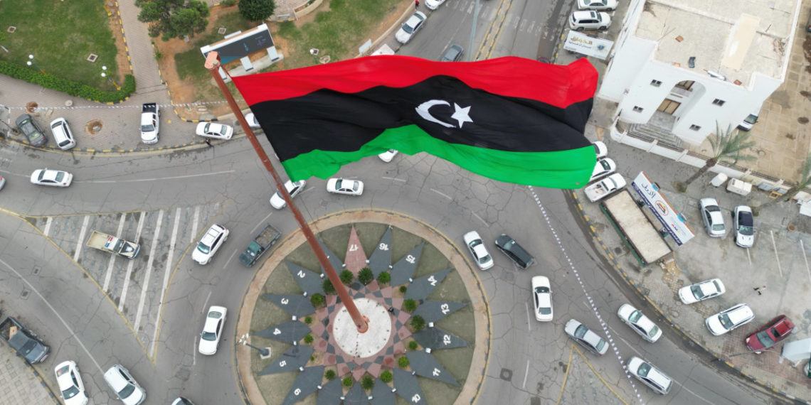 Una bandiera della Libia sventola nel centro di Misurata