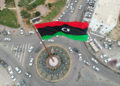 Una bandiera della Libia sventola nel centro di Misurata