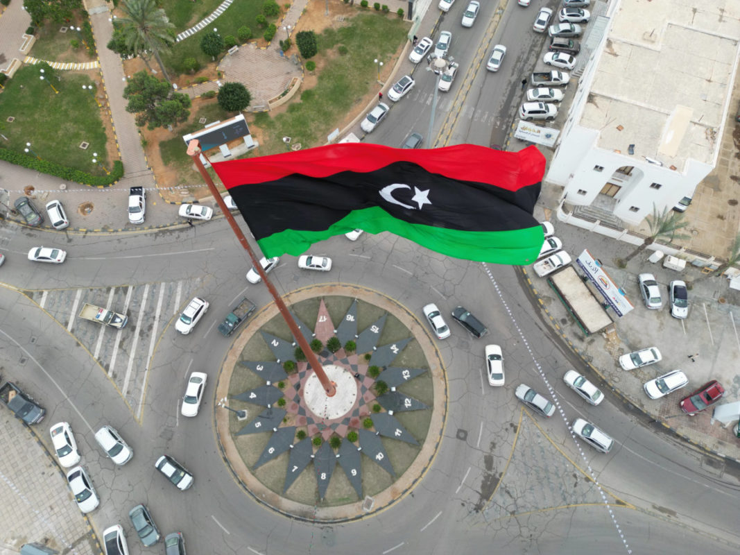 Una bandiera della Libia sventola nel centro di Misurata
