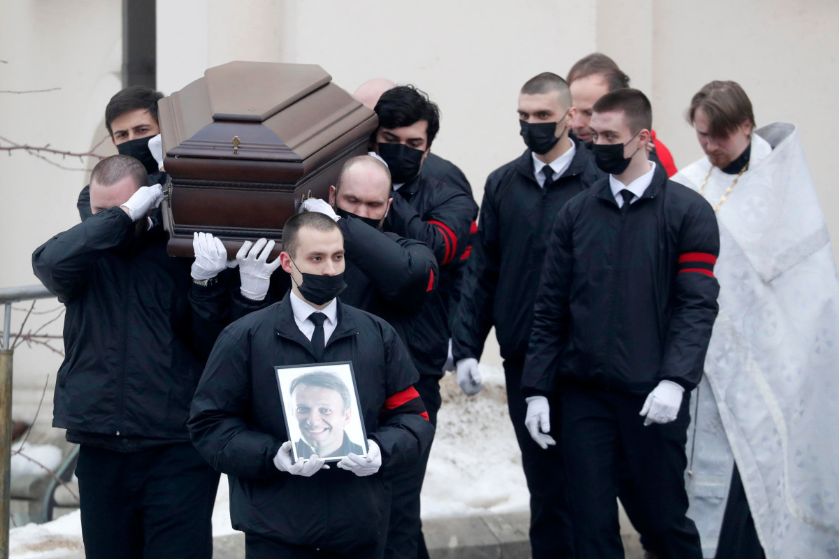 Il feretro di Aleksej Navalny viene trasportato nella chiesa della Madre di Dio a Mosca per le esequie, 1 march 2024