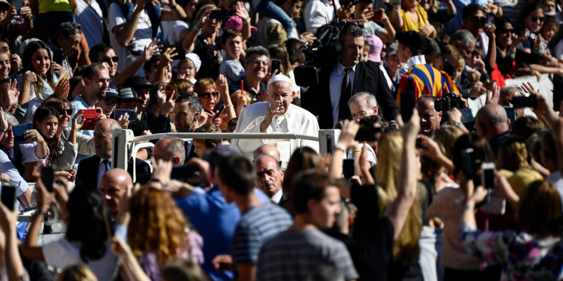 Papa Francesco circondato dal popolo di Cl in piazza San Pietro il 15 ottobre 2022 per il centenario della nascita di don Luigi Giussani