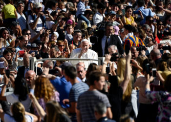 Papa Francesco circondato dal popolo di Cl in piazza San Pietro il 15 ottobre 2022 per il centenario della nascita di don Luigi Giussani