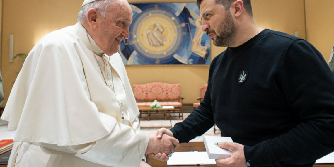L’incontro tra papa Francesco e il presidente ucraino Volodymyr Zelensky il 13 maggio scorso in Vaticano (foto Ansa)