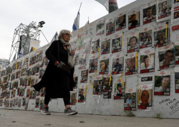 Le foto degli israeliani ancora nelle mani di Hamas appese a un muro nella piazza degli ostaggi a Tel Aviv, 12 febbraio 2024