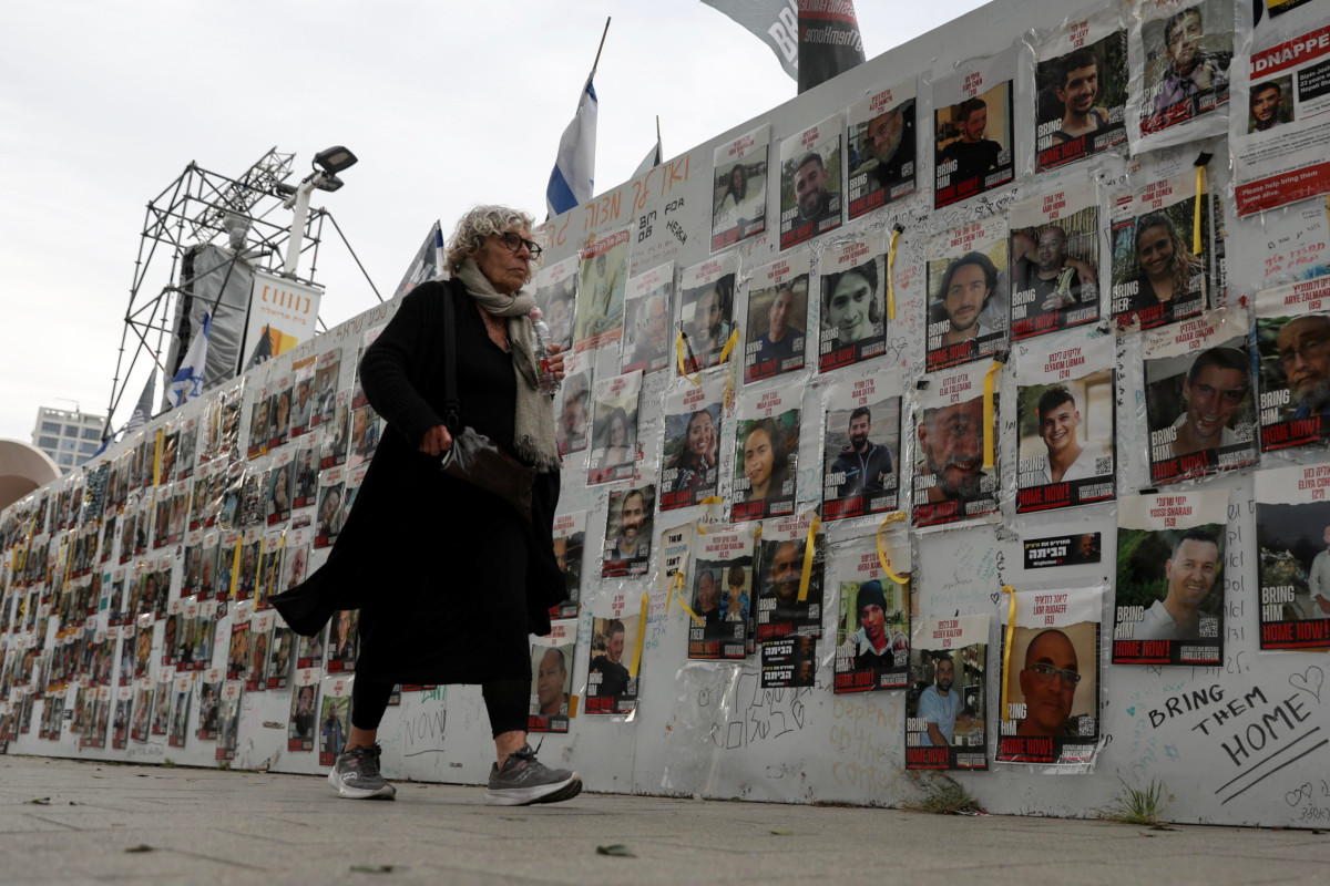 Le foto degli israeliani ancora nelle mani di Hamas appese a un muro nella piazza degli ostaggi a Tel Aviv, 12 febbraio 2024