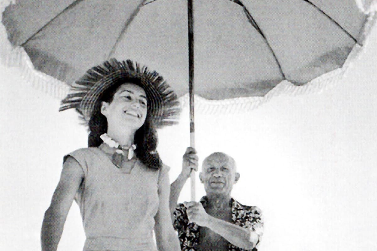Pablo Picasso e Françoise Gilot immortalati nell'agosto 1940 da Robert Capa (foto Ansa) 