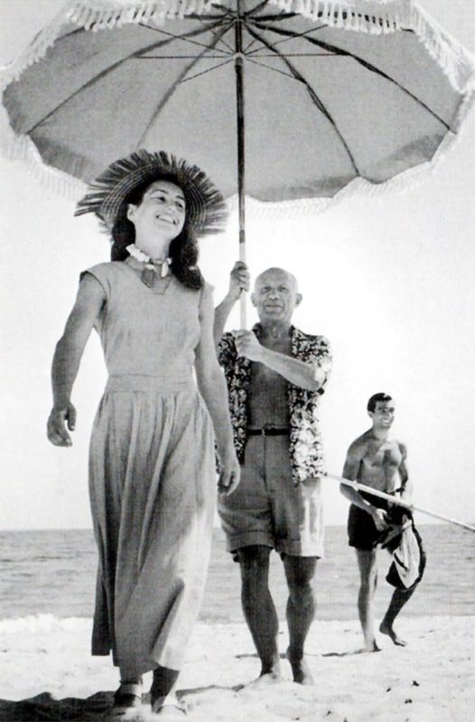 Pablo Picasso e Françoise Gilot immortalati nell'agosto 1940 da Robert Capa (foto Ansa) 