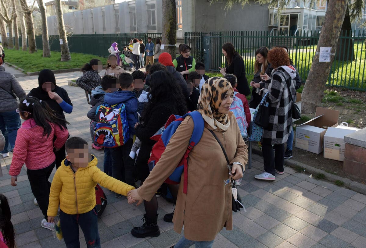 Uscita degli alunni della scuola primaria dell'Istituto Comprensivo Iqbal Masih di Pioltello. 18 marzo 2024 (Ansa)