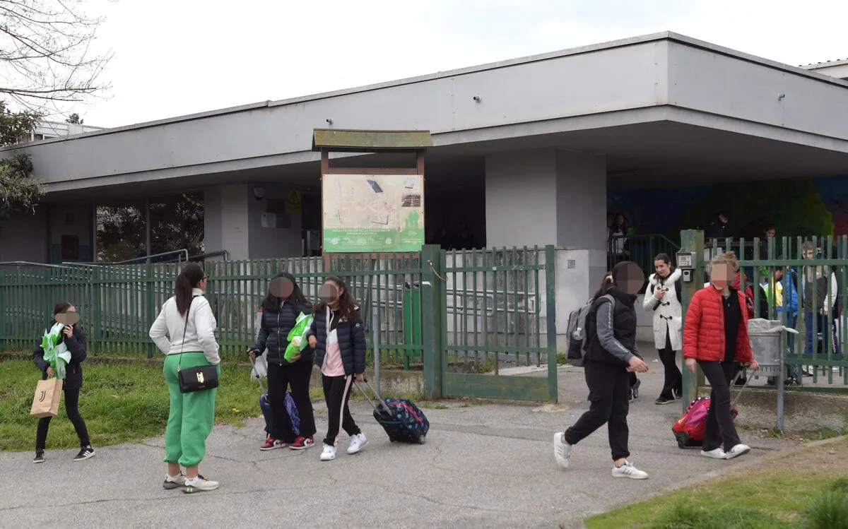 L'uscita degli alunni della scuola primaria dell'Istituto Comprensivo Iqbal Masih di Pioltello, 18 marzo 2024 (Ansa)