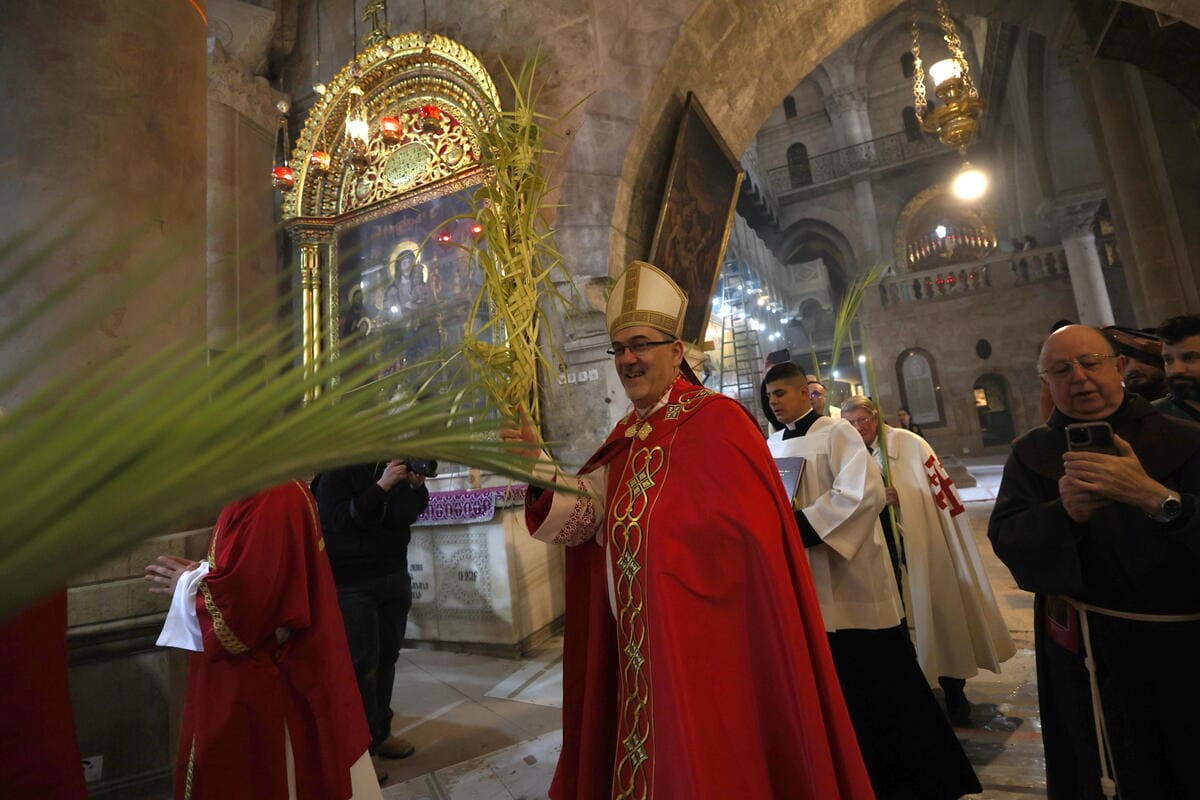 Il cardinale Pierbattista alla processione della Domenica delle Palme nel Santo Sepolcro, Gerusalemme, 24 marzo 2024 (Ansa)