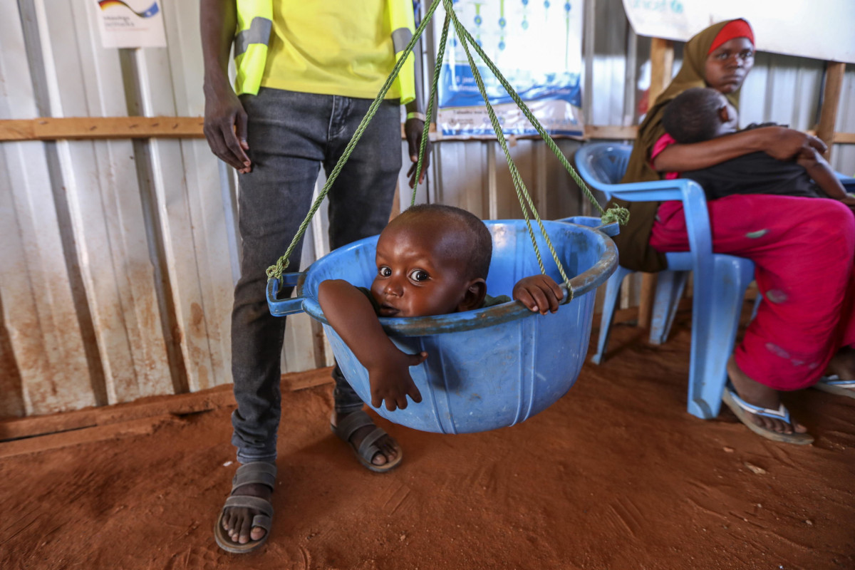 La pesa di un bambino in una clinica mobile nel Kaharey Idp Camp, Jubaland, Somalia, 29 gennaio 2024