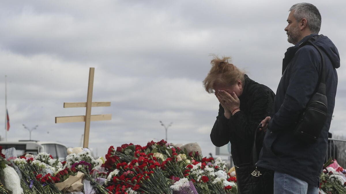 Una donna piange le vittime della strage dell'Isis di venerdì al Crocus City Hall di Mosca, in Russia