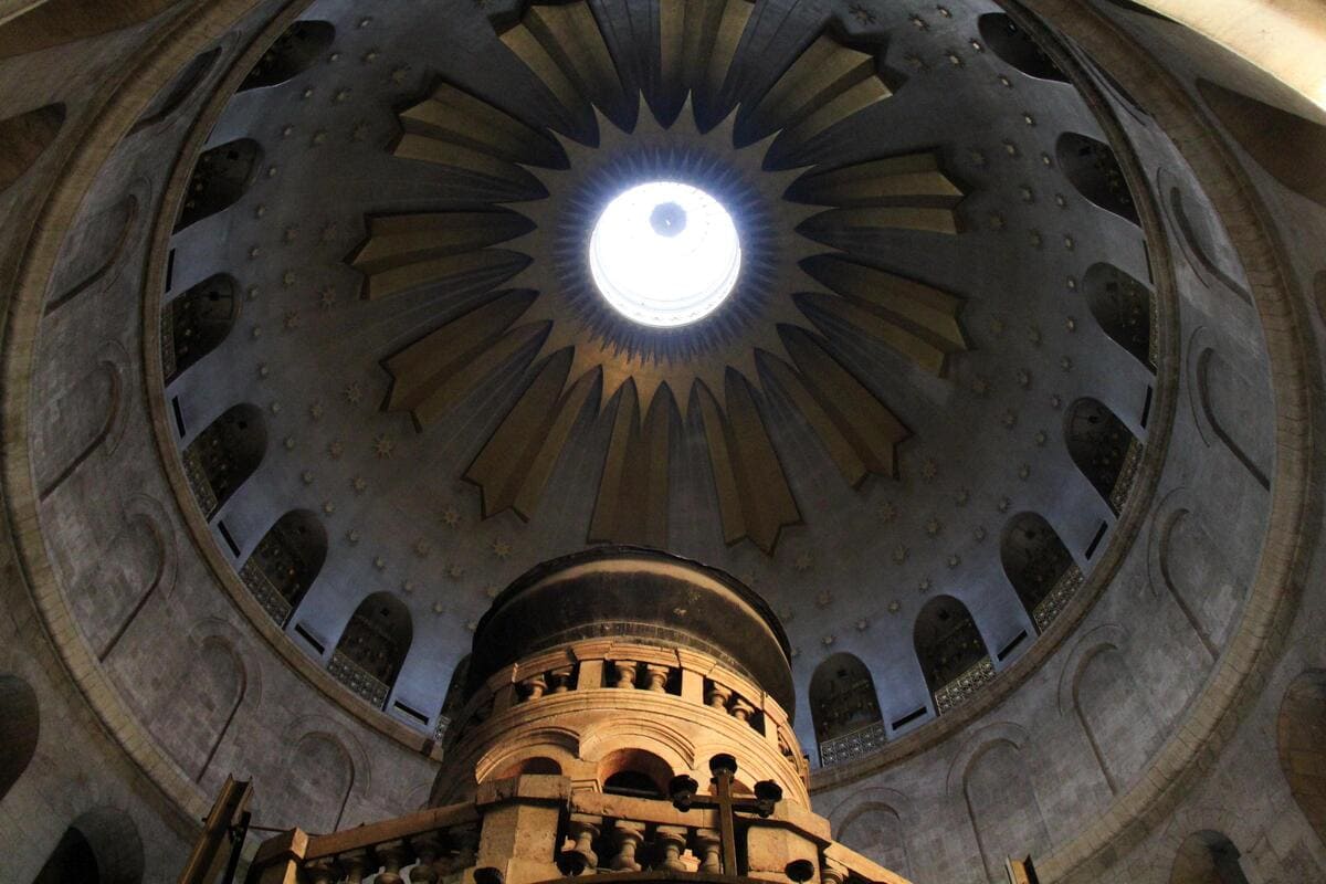 L'interno della basilica del Santo Sepolcro (Ansa)