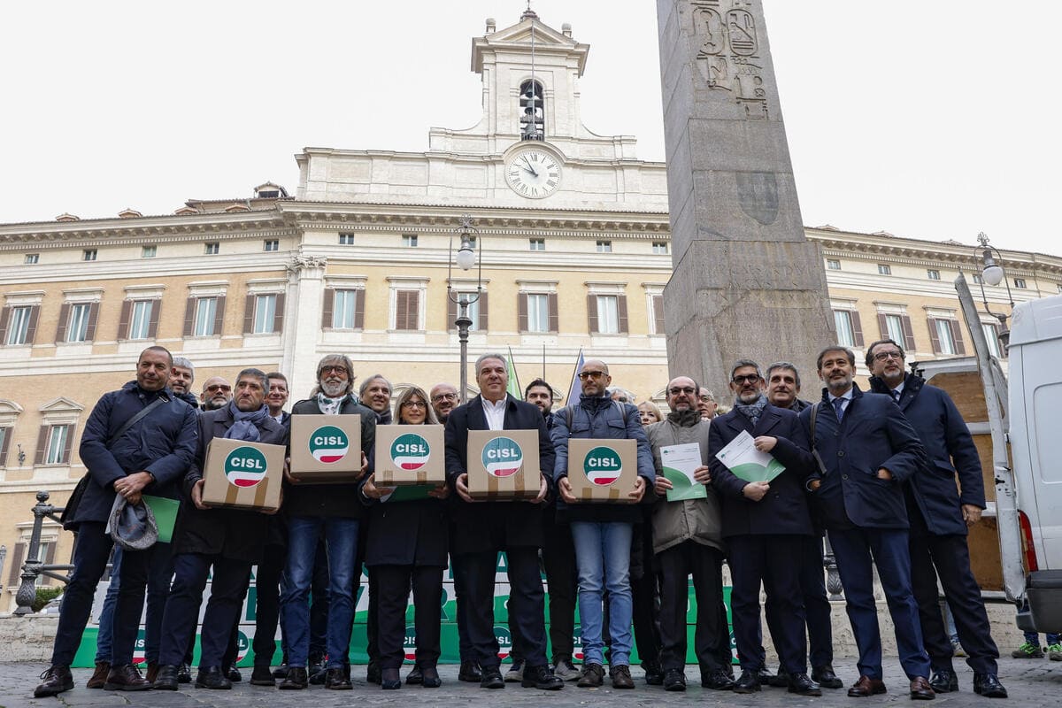 ll segretario generale della Cisl, Luigi Sbarra, insieme ad una delegazione, deposita presso gli uffici della Camera dei Deputati le firme raccolte a sostegno della proposta di legge di iniziativa popolare presentata dalla Cisl sulla partecipazione dei lavoratori alla vita delle aziende private e pubbliche, Roma 27 novembre 2023 (Ansa)