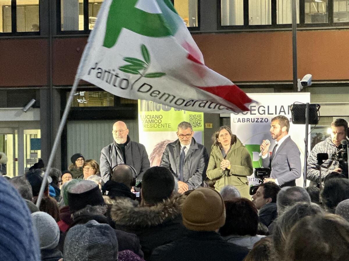 La segretaria del Partito Democratico, Elly Schlein, e il presidente, Stefano Bonaccini, in un comizio a Pescara, 7 marzo 2024 (Ansa)
