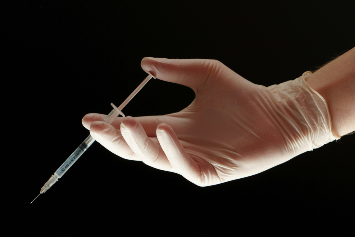 Mano di medico con siringa