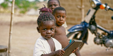 Bambini nigeriani con un tablet