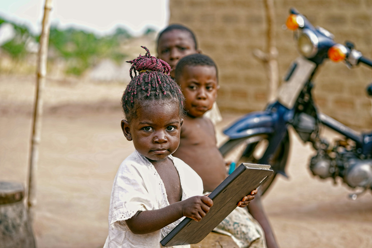 Bambini nigeriani con un tablet