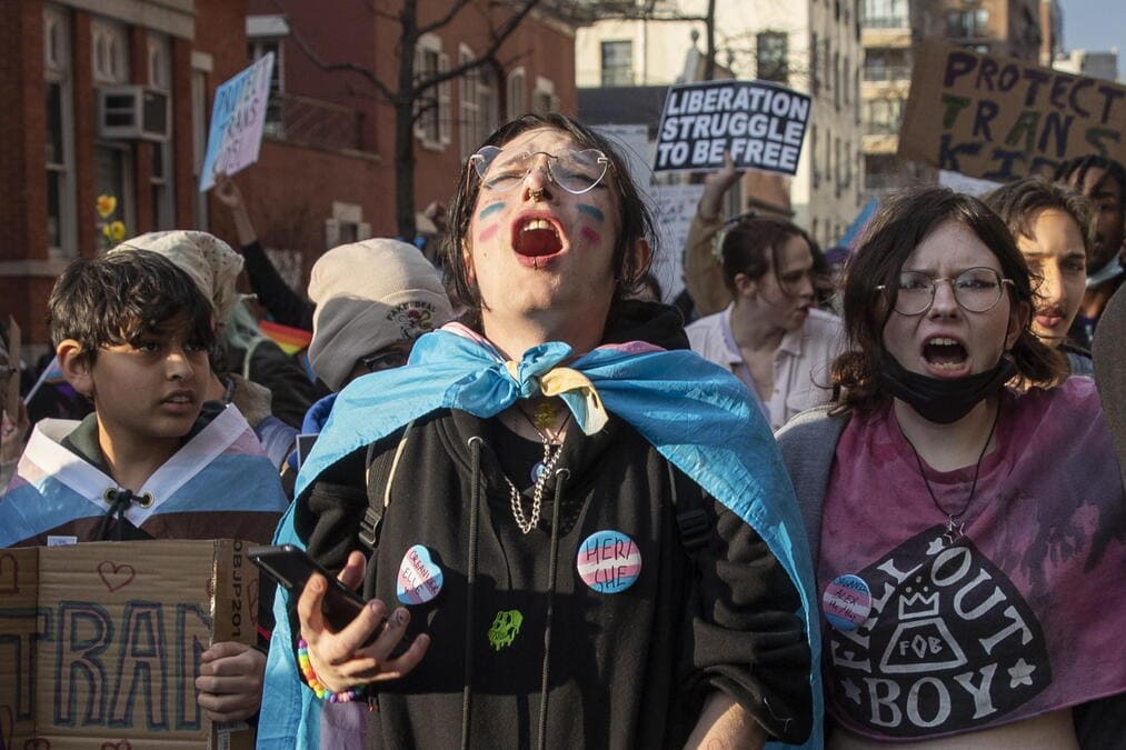 Giovani al Trans Visibility Day di New York (foto Ansa)