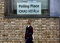Una donna davanti a un seggio di Dublino durante i referendum dell’8 marzo per modificare la Costituzione d’Irlanda (foto Ansa)