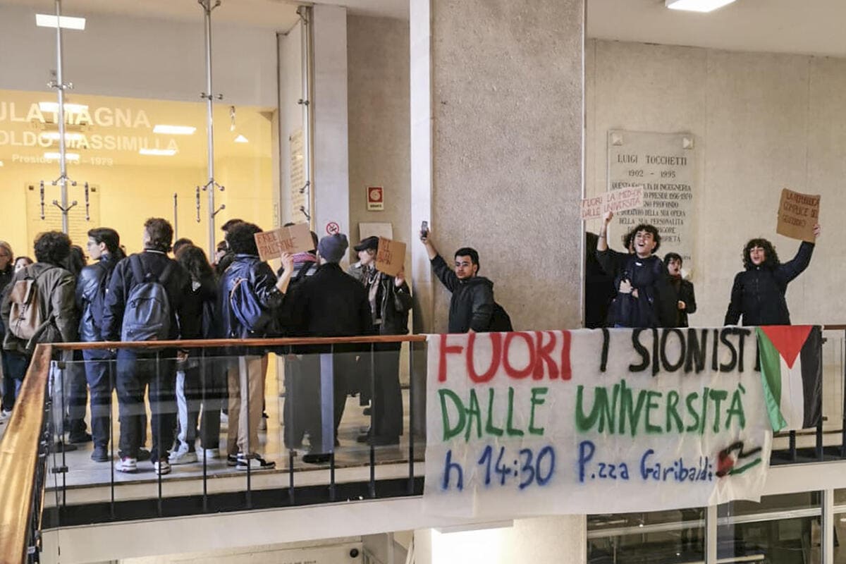 Università Napoli contestato Molinari direttore Repubblica