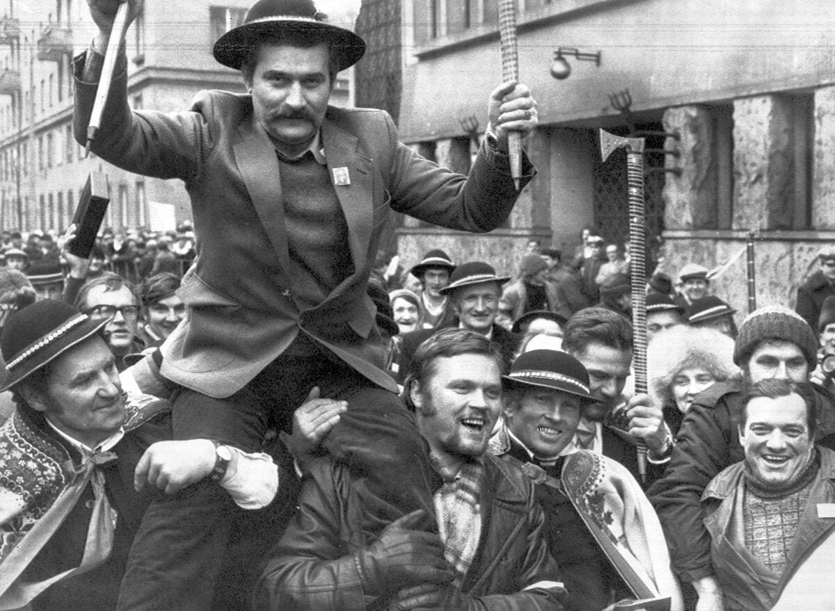 Il leader di Solidarnosc Lech Walesa portato sulle spalle dalla folla davanti alla Corte Suprema dopo la sentenza negativa riguardo alla registrazione del sindacato dei contadini, Varsavia, 10 febbraio 1981 (Ansa)