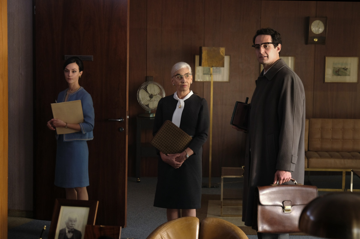 Walter “Zamora” Vismara con Ada (Marta Gastini) e la segretaria Dolores (Pia Engleberth) nell’ufficio del capo