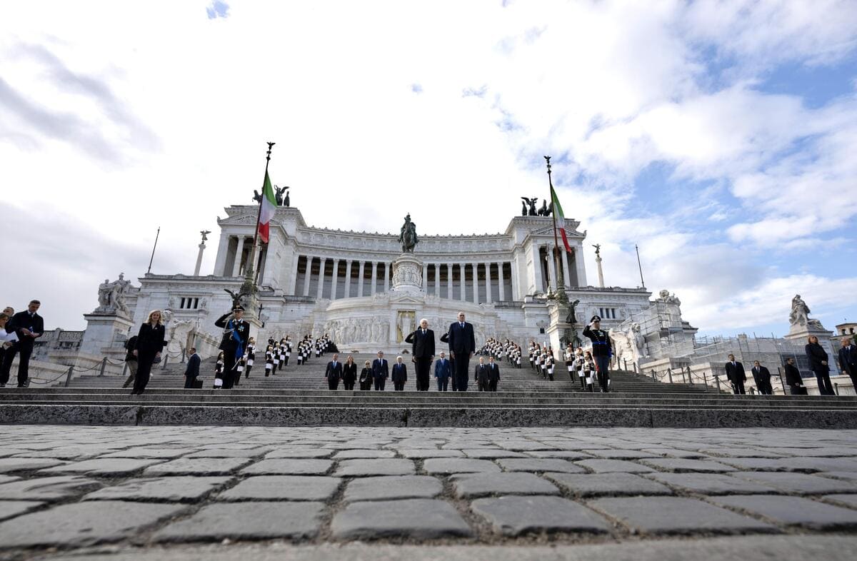 La presidente del Consiglio Giorgia Meloni all'Altare della Patria, per partecipare alla commemorazione del 25 Aprile con il presidente della Repubblica Sergio Mattarella e le alte cariche dello Stato, Roma, 25 aprile 2024 (Ansa)