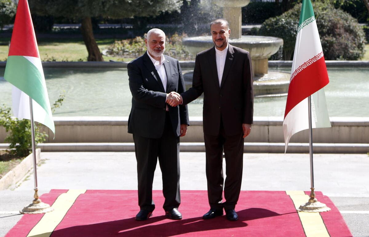 Il leader di Hamas Ismail Haniyeh con il ministro degli Esteri iraniano Hossein Amir Abdoulhian, Teheran, Iran, 26 marzo 2024 (Ansa)