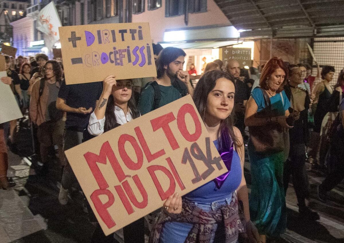 Manifestazione di "Non Una di Meno" nella giornata mondiale per il diritto all'aborto libero sicuro e gratuito, Milano, 28 settembre 2023 (Ansa)