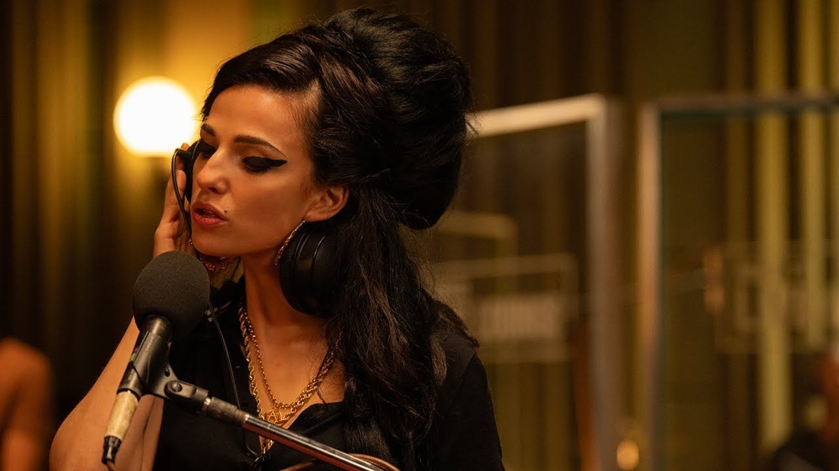 Fotogramma del film “Back to Black”, biopic su Amy Winehouse, di Sam TAylor-Johnson