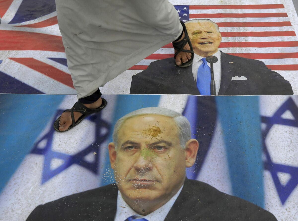 I volti del presidente statunitense Joe Biden e di quello israeliano Benjamin Netanyahu calpestati in una piazza si Sana'a, Yemen (Ansa)